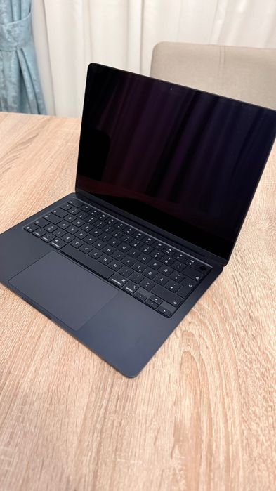 Apple MacBook Air 2025 M4 13” GARANTIE  Midnight 512SSD 16gb IMPECABIL