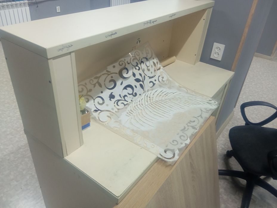 Продпм стойку ресепшн со стулом