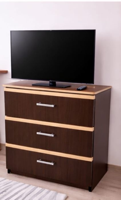Comodă TV 50/70 cm și 70 cm înălțime cu 3 sertare