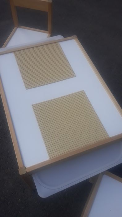 măsuță pentru copii IKEA adaptată pentru  LEGO