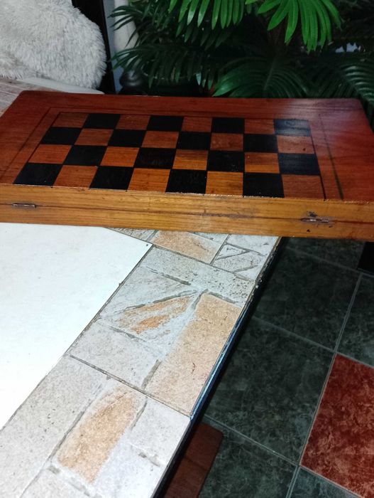 Шах-табла48/48 с дървени фигури от орех и габър,количка ферари