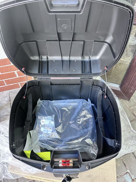 Topcase moto 35L cu spatar pasager si placa.