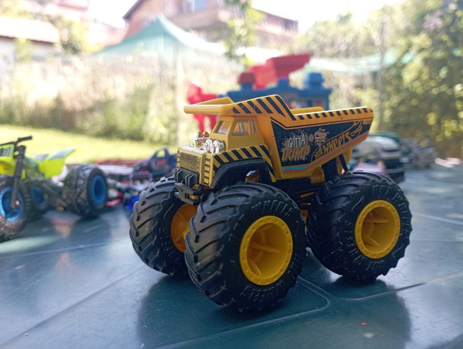 Комплект метални колички и писти Hot Wheels