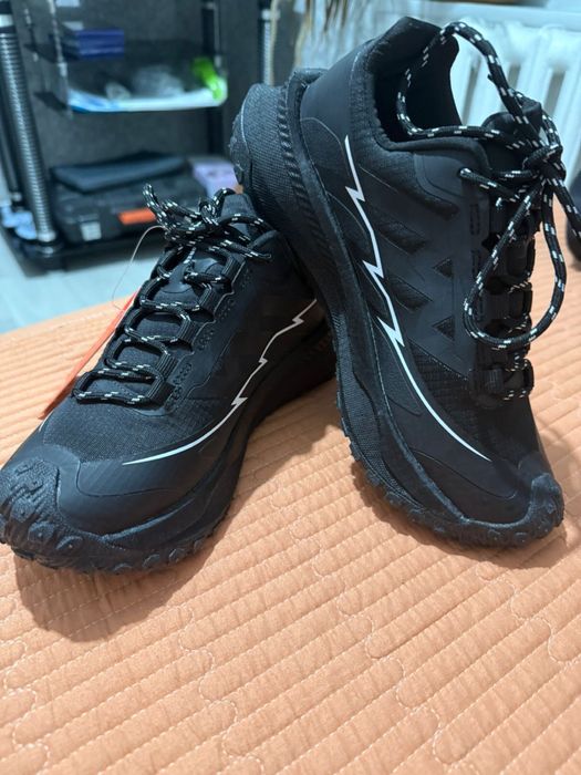 Кроссовки женские