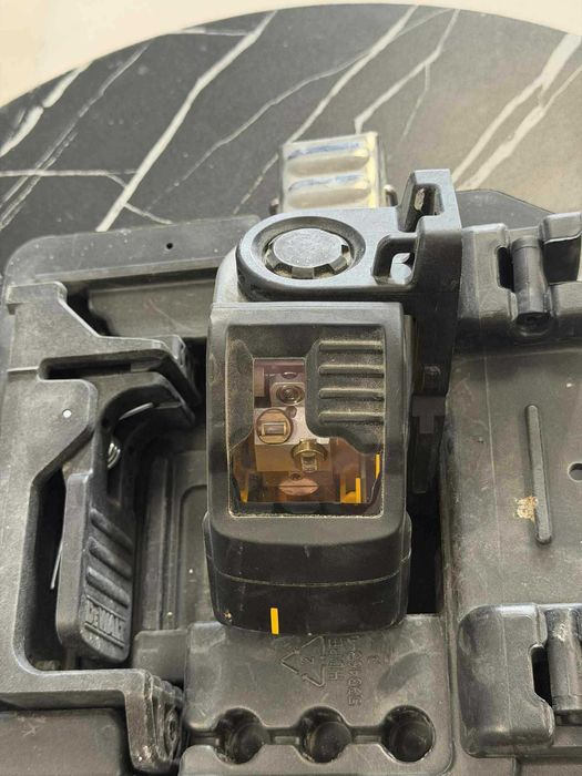 Продавам лазерен нивелир DEWALT