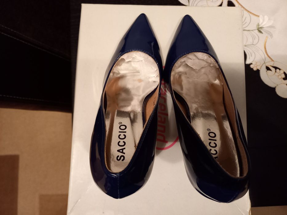 Pantofi cu toc,marimea 37.Pret.30 lei.