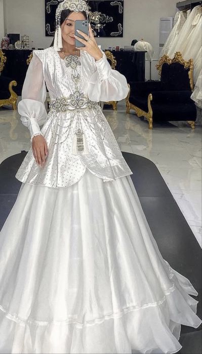 Платье на узату. Диадема и Саукеле