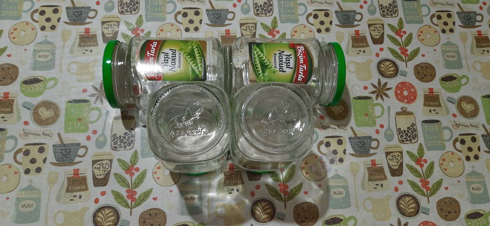 Продаются банки стеклянные квадратные из-под зелёного горошка.