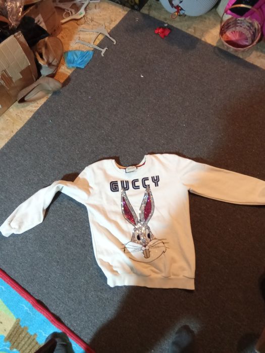 Bluza pe alb de femei