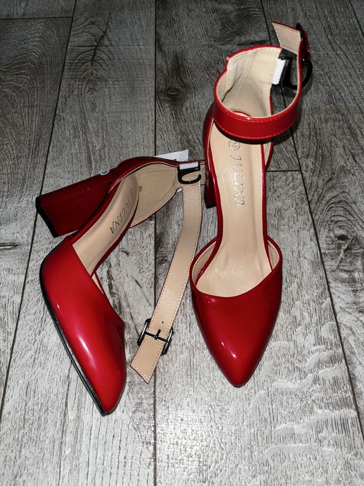 ПРОДАЮТСЯ абсолютно новые босоножки