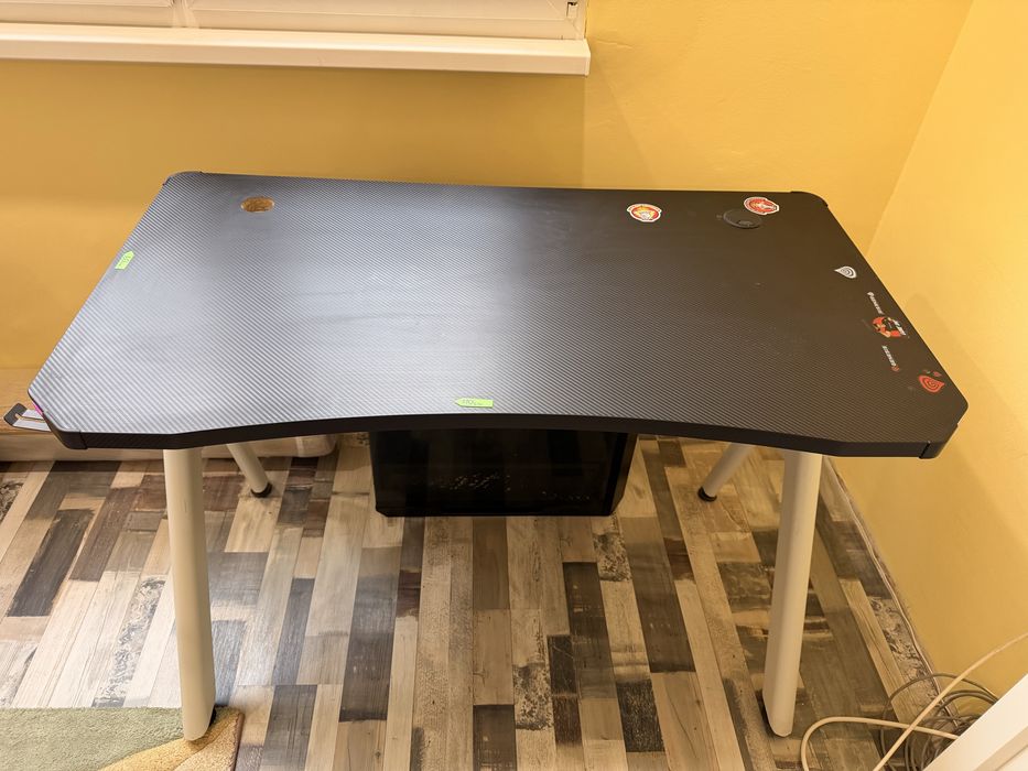 Геймърско бюро с RGB