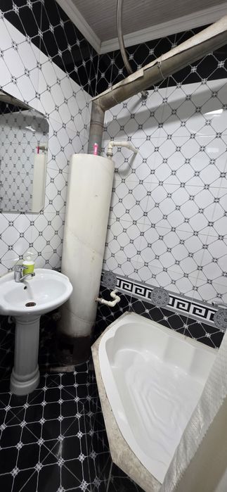 Квартира шахар марказида сотилади. узими уйим