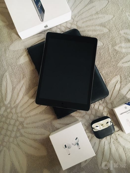 Оригинальный Apple iPad Air в одних руках+наушники Apple AirPods Pro