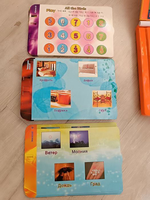 Детская развивающая игрушка-компьютер