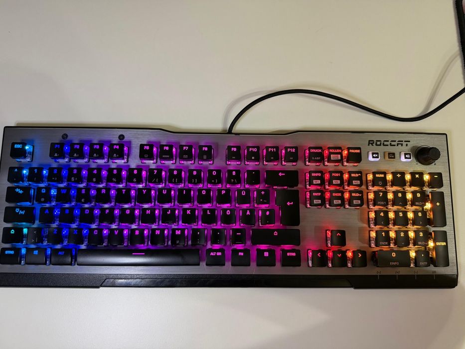Roccat Vulcan 120 AIMO tastatură mecanică Premium RGB cu switch-uri Titan