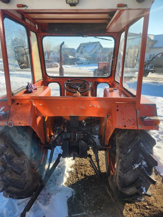 Tractor, freza și utilaj cules porumb.