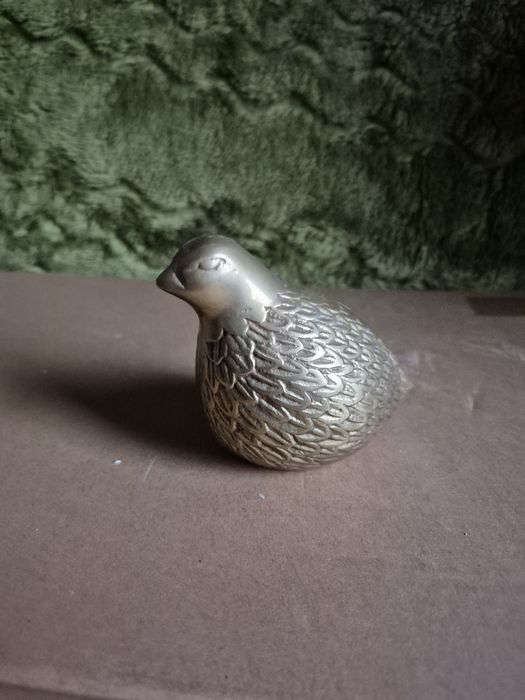 Vând o statuietă bronz ,pasare ,made  Dänemark 

- fa