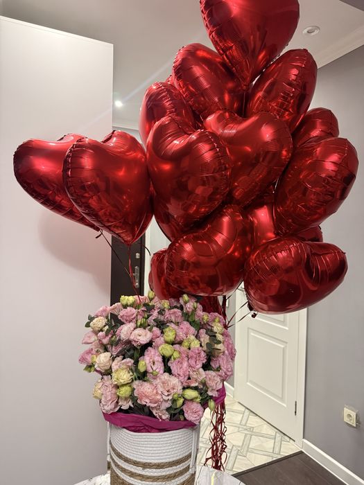 Пришли только что, свежие цветы и шарики сердечки