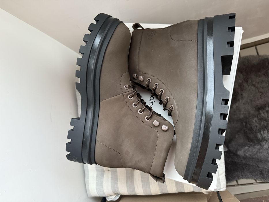 Calvin Klein Jeans Lace Up bocanci/ghete din piele nabuc maro 41 noi