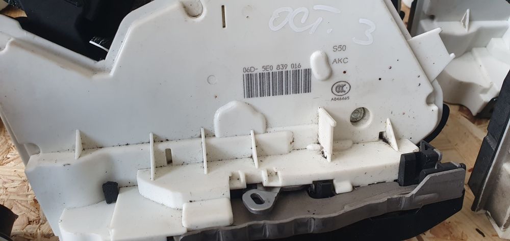 Broască / încuietoare Golf 6 Golf 7 / Passat B7 B8 CC/ Octavia 3 Rapid