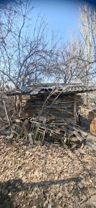 Дрова и доски не пиленые.