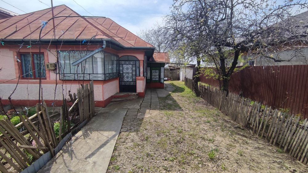 Vând casă plus teren