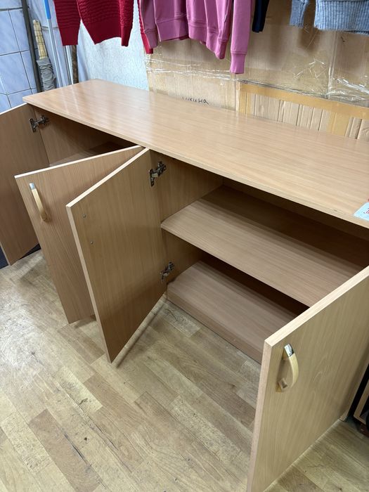 Продам стол четырехдверный