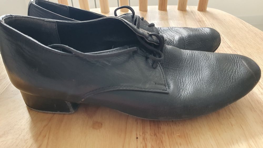 Продам спортивно- бальные туфли  для мальчика и девочки