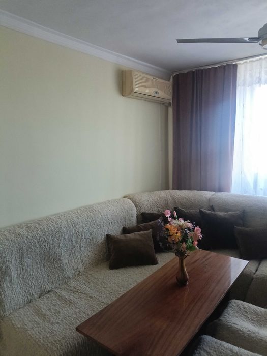 1296-Продава се тристаен тухлен апартамент в кв. "Бели Лом"