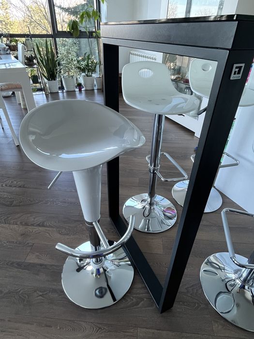 5 бели барови столове с модерен дизайн и удобни седалки.