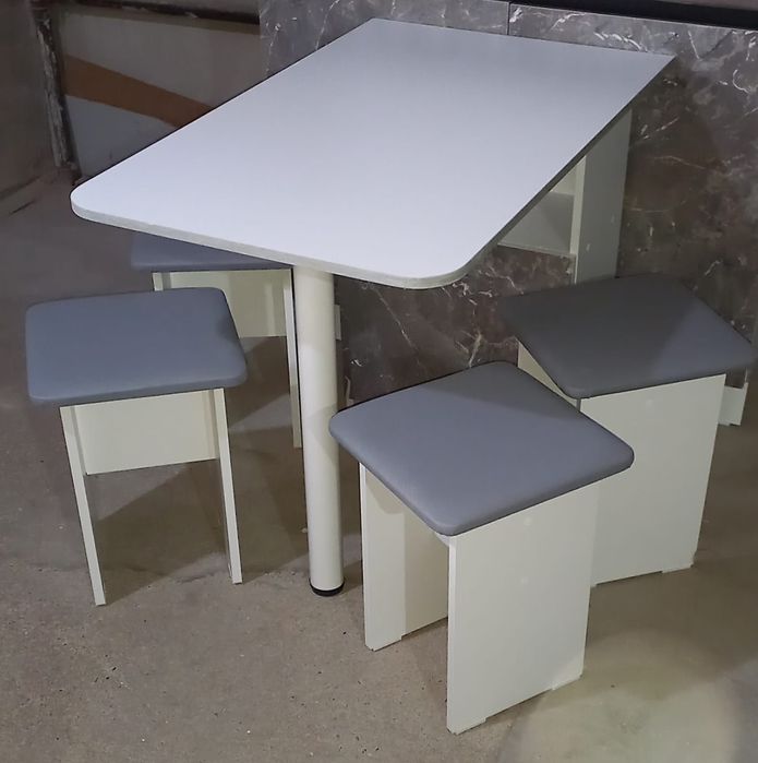 Стол и 4 табуретки