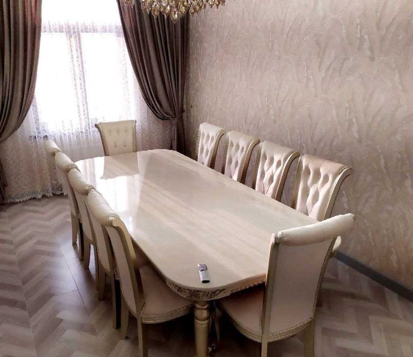 Стол на 12 персон и стулья 12 шт, дерево чинара, продам за 8 млн сум.
