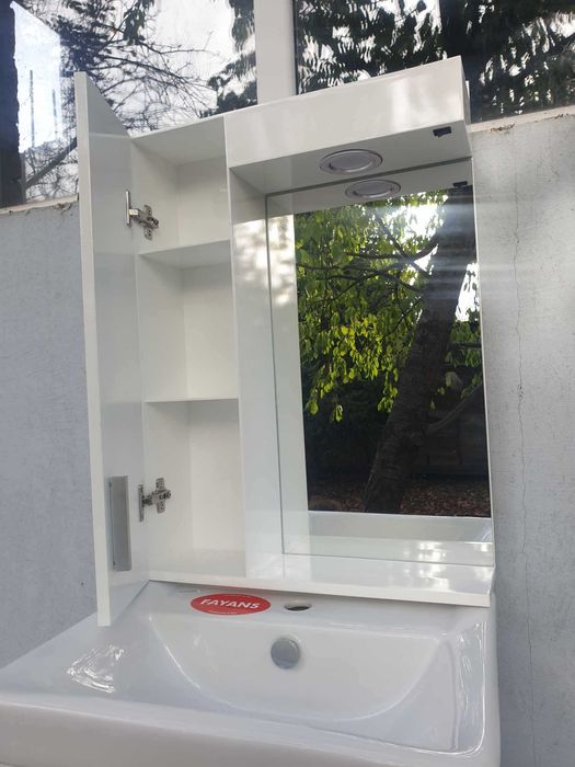 Шкаф с огледало и LED осветление за баня