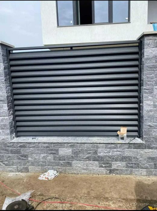 Garduri si porti din sipca metalica, panou stil jaluzele, tabla cutata, plasa bordurata, fier forjat, BCA si alte modele disponibile