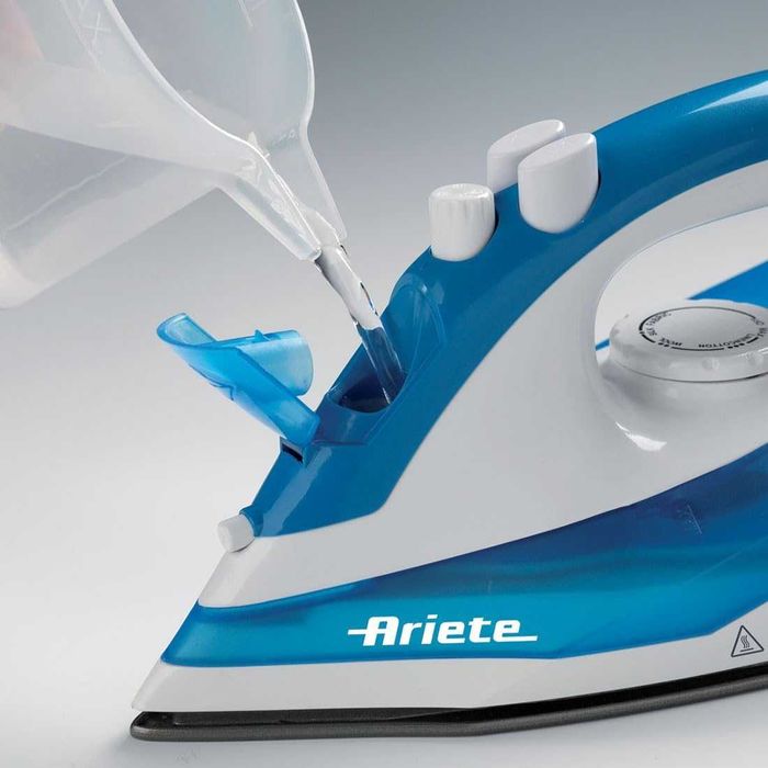 Парна ютия Ariete 6234, 2000W, незалепваща повърхност, ергономичната дръжка
