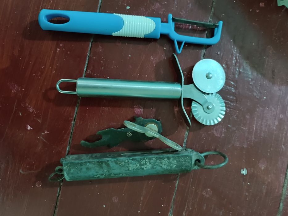 Весы . миксер электрический. Открывашка.