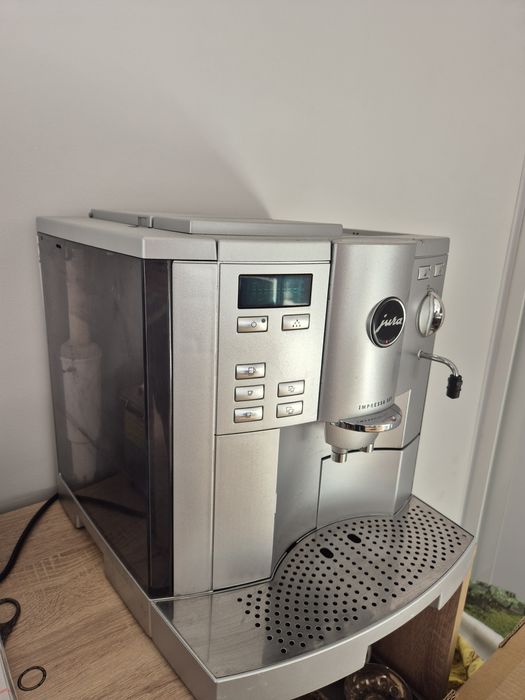 Швейцарска автоматична кафе - машина (кафеавтомат) марка Jura