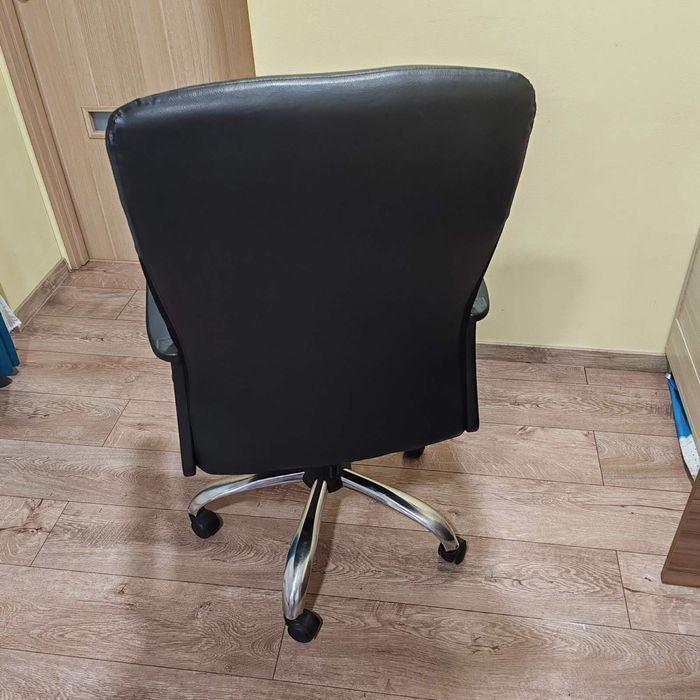 Офис стол черен цвят