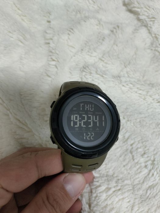 Часы наручные кварцевые