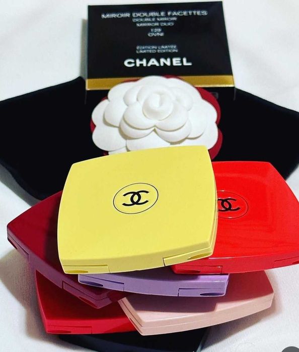 Oglinda de poseta compacta Chanel  accesoriu elegant