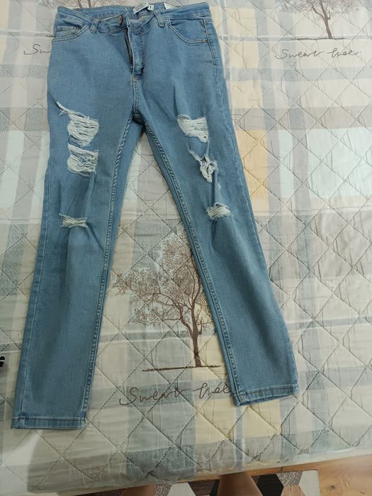 Продаю джинсы обсалютно новые.
