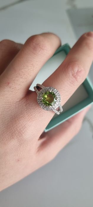 Пръстен с перидот и диаманти