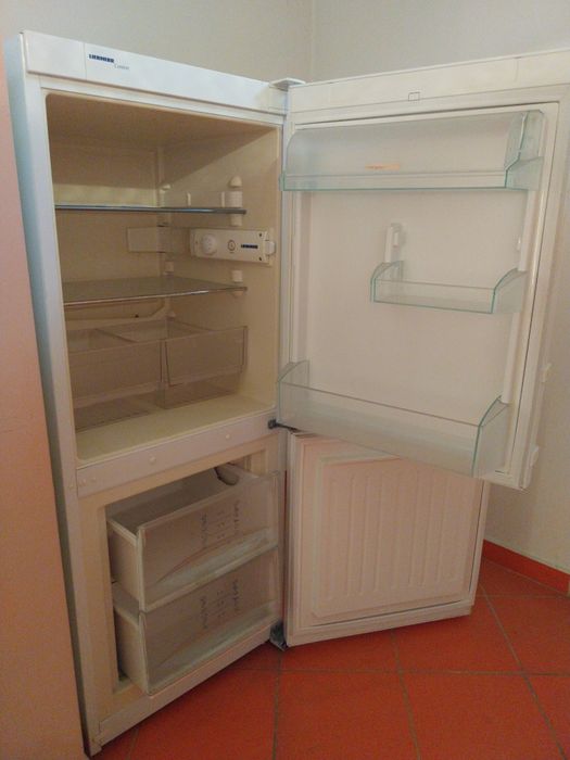 De VÂNZARE combina frigorifică model mai mic un pic decât cea clasica.