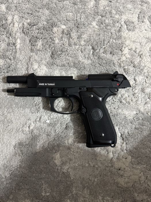 Airsoft KJ WORKS M9A1 bareta