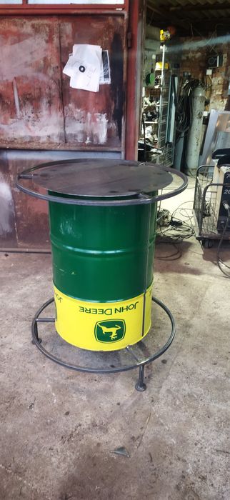 Високи метални маси от варели