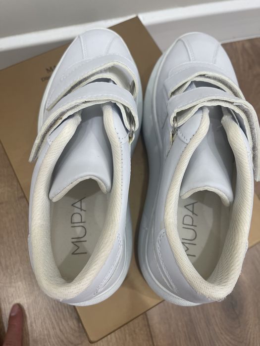 Кроссовки женские