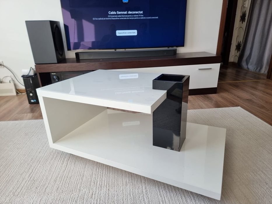 Masa din pal alb cu sticla