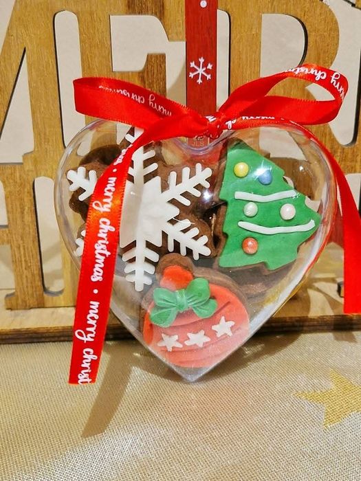 Кутии с ръчнодекорирани сладки за  Коледа