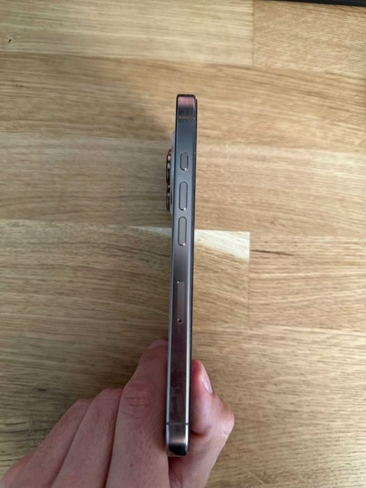 iPhone 16 Pro 256GB Desert Titanium + оригинални Apple кейсове + Quad Lock комплект