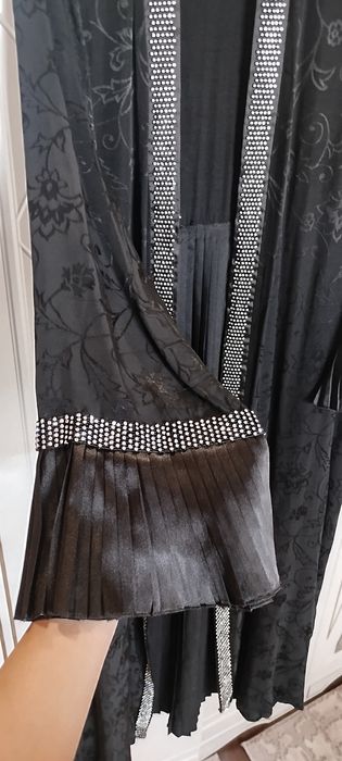 Qora Abaya dvoyka ichida naketi bor